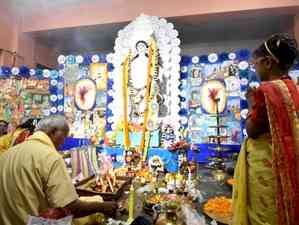 Yellow marigold prices soar to Rs 90 per kg in Kolkata ahead of Saraswati Puja