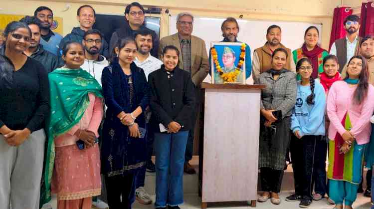 पत्रकारिता विभाग में नेताजी सुभाष चंद्र बोस को किया नमन