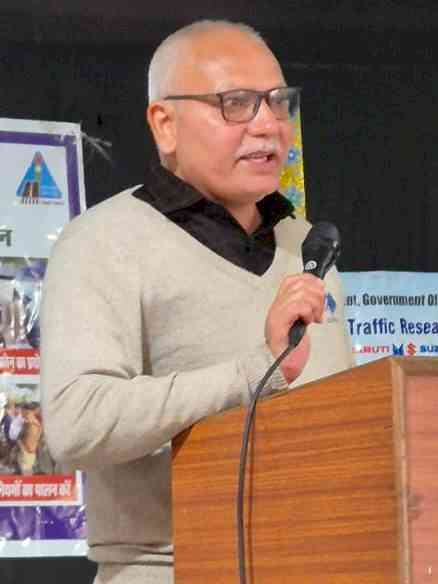 मॉडल स्कूल में छात्रों को दिलाई सडक़ सुरक्षा शपथ