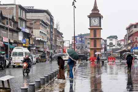 Gusty winds disrupt life in Kashmir, snowfall forces closure of highways in J&K