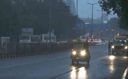 Delhi-NCR wakes up to chilly, rainy morning; air quality remains ‘very poor’