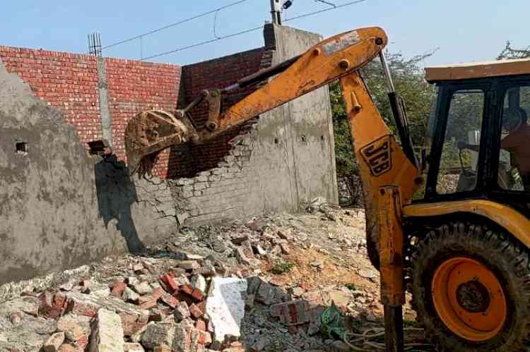 गांव भैयापुर व मकड़ौली खुर्द में अवैध निर्माण पर चला बुलडोजर