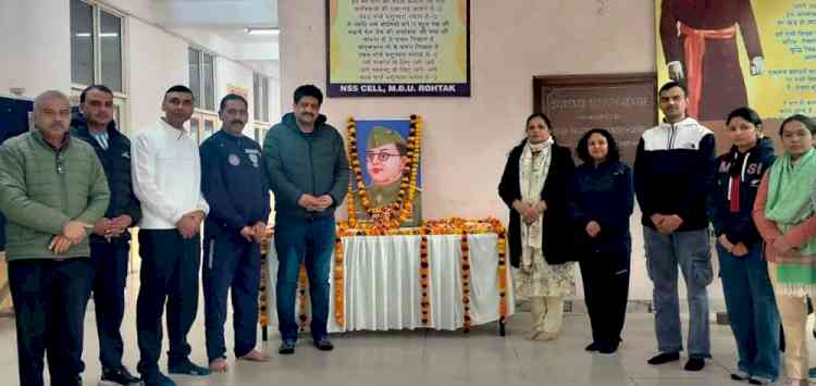 नेताजी सुभाष चंद्र बोस को दी श्रद्धांजलि