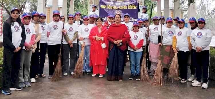 एनएसएस विशेष शिविर के चौथे दिन किया ग्रामीणों से संवाद
