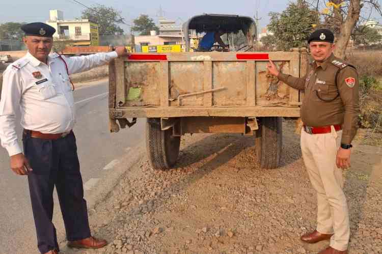 यातायात पुलिस द्वारा वाहनों पर लगाई गई रिफ्लेक्टिव टेप