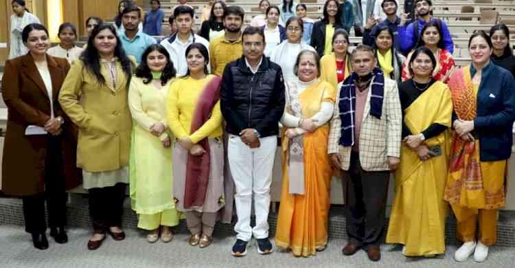 जीजेयू में उत्साह और उल्लास से मनाया गया बसंत पंचमी का पर्व