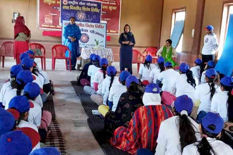 एनएसएस शिविर में स्वयंसेविकाओं को एनीमिया से बचाव के उपाय बताए