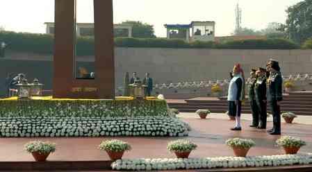 Republic Day: PM Modi pays tribute to fallen soldiers at National War Memorial
