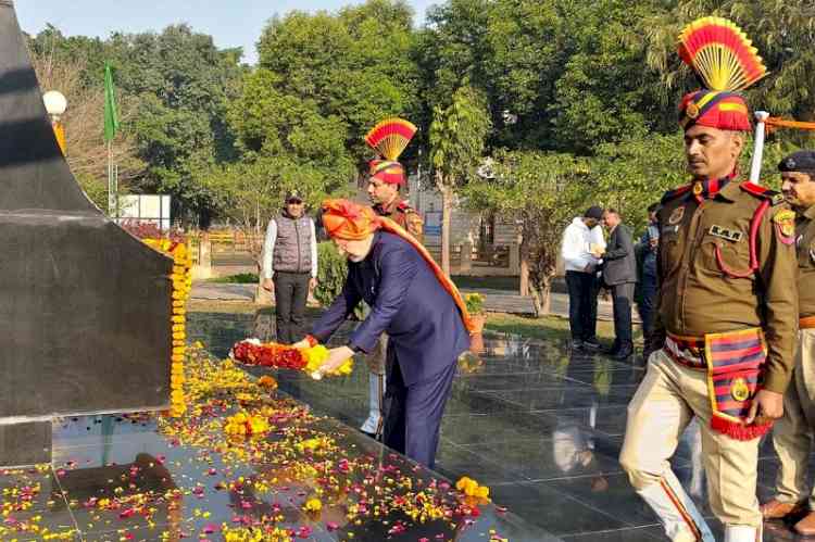 सहकारिता मंत्री ने महापुरुषों व वीर शहीदों को दी श्रद्धांजलि