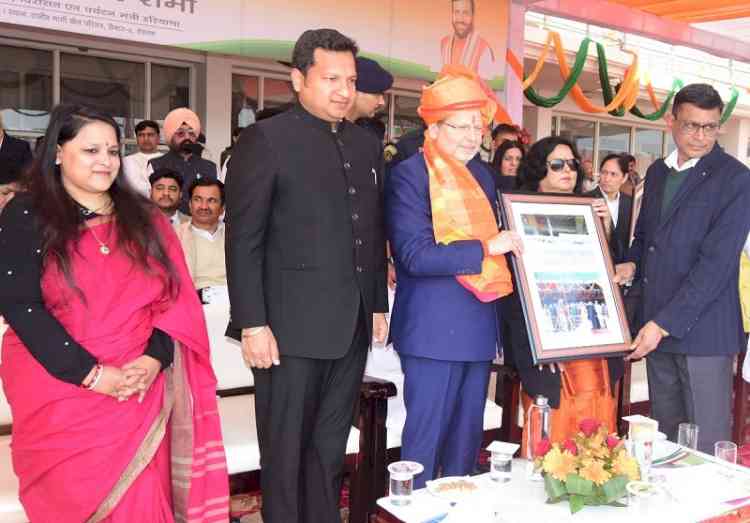 सहकारिता मंत्री डॉ. अरविंद शर्मा ने 77वें गणतंत्र दिवस के जिला स्तरीय समारोह में फहराया राष्ट्रीय ध्वज