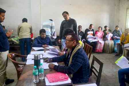 ECI selects 15 IAS, 10 IPS officers from West Bengal as SROs for SIR in other states