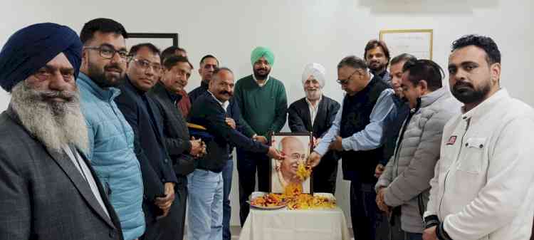 Congress Workers Paid Tribute to Mahatma Gandhi 