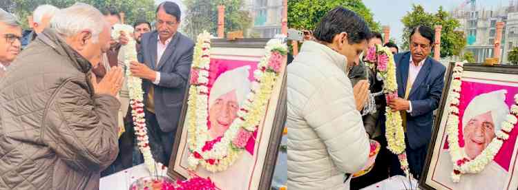 Former CM Hooda along with others paid tribute to freedom fighter Ch. Ranbir Singh on his death anniversary