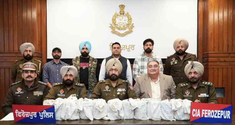 Two drug smugglers held with 7.243 kg heroin