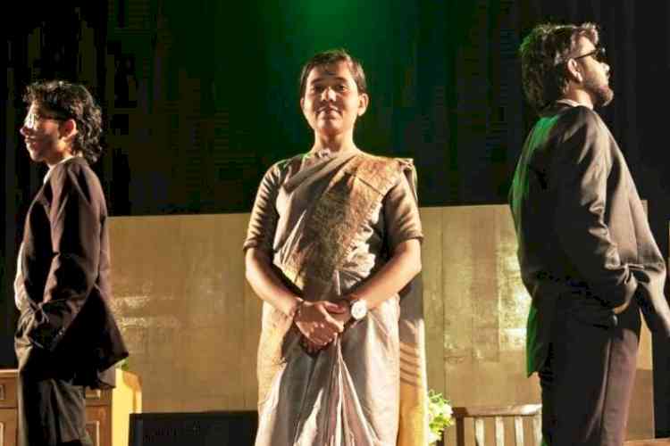 नाटक आधे-अधूरे के मंचन की तैयारियों में जुटे सुपवा के छात्र