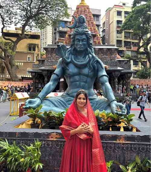 Beyond Glamour, Into Grace: Tanisha Mukherjee’s Serene Reflection