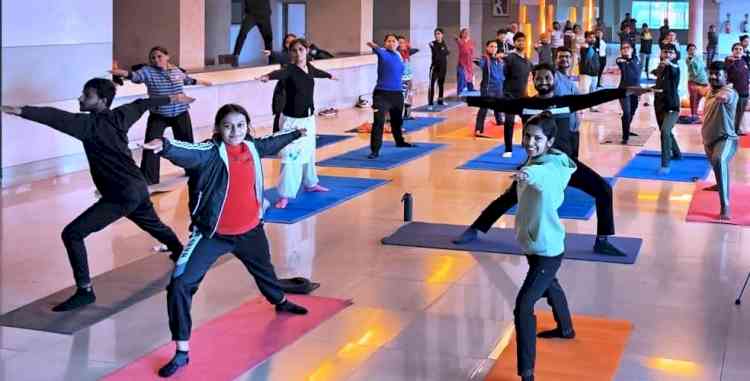 6 दिवसीय सूर्य नमस्कार जागरूकता अभियान शुरू, 220 से अधिक विद्यार्थी ले रहे भाग
