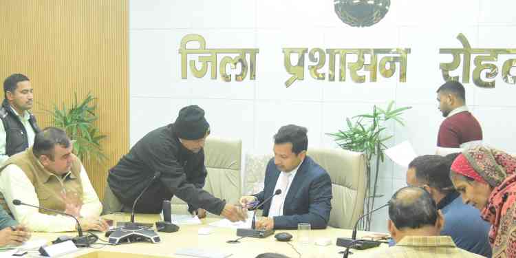 उपायुक्त सचिन गुप्ता ने जन शिकायतें सुनते समय अधिकारियों को सकारात्मक दृष्टिकोण रखने के निर्देश दिए