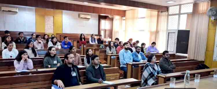 Department of Biochemistry Hosts Alumnus for Talk on Innovative Biofilm-Resistant Dental Implants