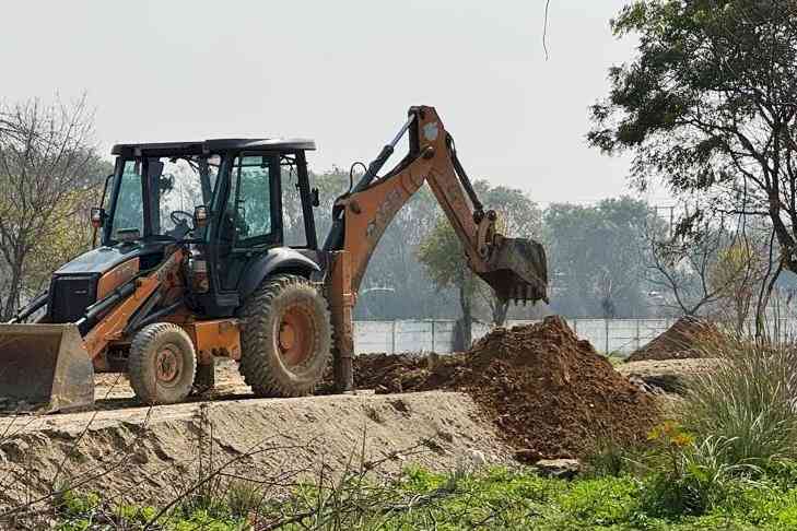 बोहर गांव व सनसिटी में अवैध निर्माण पर चला प्रशासन का बुलडोजर