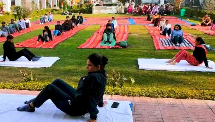 सूर्य नमस्कार एवं प्राणायाम का अभ्यास किया