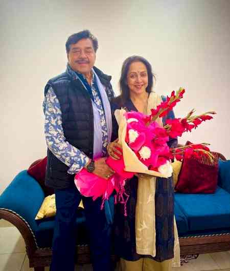 Shatrughan Sinha visits Hema Malini’s new house in Delhi, enjoys South Indian cuisine
