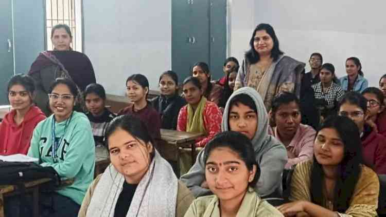 भाषण प्रतियोगिता में कोमल व हर्षिता प्रथम