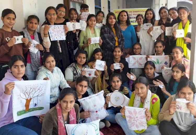 छात्राओं ने सीखे पारंपरिक कढ़ाई व फैब्रिक पेंटिंग के गुर