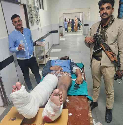 वांछित अपराधी पुलिस के साथ मुठभेड़ में घायल