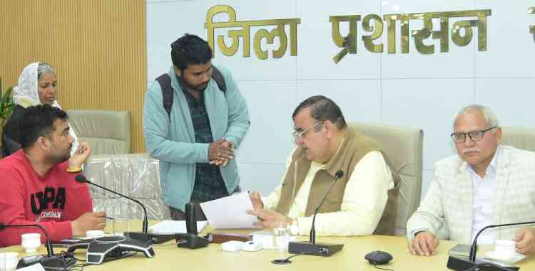 समाधान शिविर में सुनी नागरिकों की शिकायतें, जल्द निपटारे के निर्देश