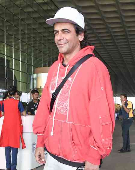 Sunil Grover, Harshdeep Kaur find a way to gossip through glass wall
