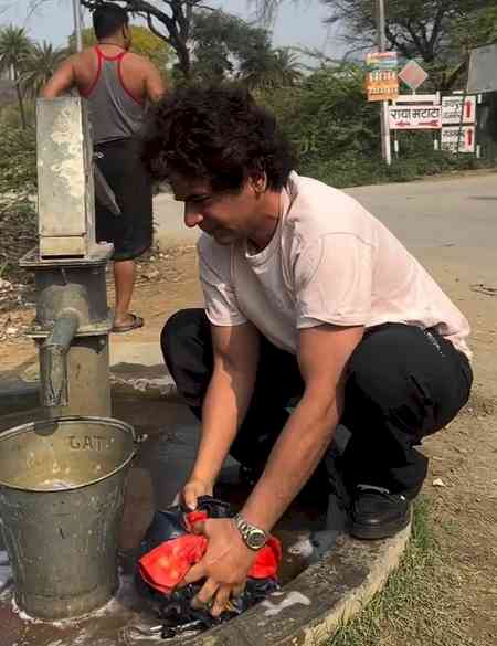 Sunil Grover goes desi, washes clothes using a hand pump