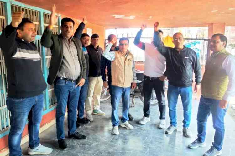 कच्चे कर्मचारियों के समर्थन में बिजली कर्मियों ने दूसरे दिन भी किया सांकेतिक विरोध प्रदर्शन