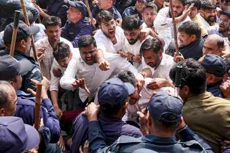 BJP Yuva Morcha workers clash with police during march to Congress office in Jaipur
