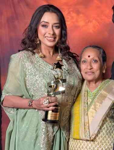 Rupali Ganguly & her 70 year-old mother dance their heart out to Shararat from Dhurandhar 