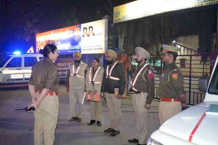 Khanna Police on High Alert: SSP Dr. Darpan Ahluwalia Conducts Surprise Midnight Inspection of Police Stations and Nakas 