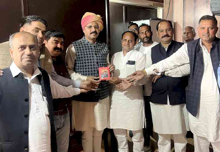 प्रधानमंत्री मोदी के रेडियो कार्यक्रम मन की बात से सकारात्मक दिशा में कार्य करने की प्रेरणा मिलती हैः डॉ. वीरेंद्र सिंह चौहान