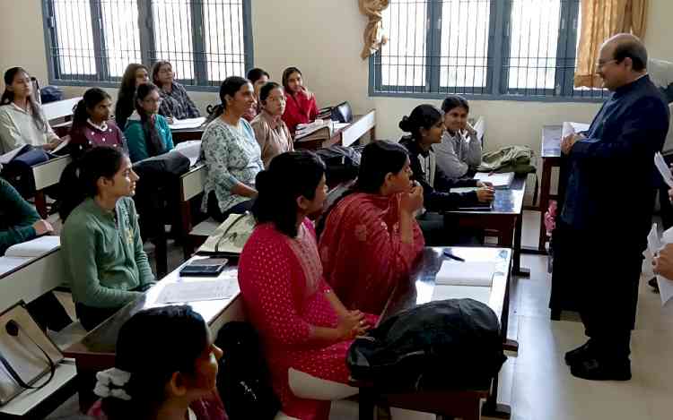 Surprise Inspection by Vice Chancellor Prof. Sachdeva; issues instructions for conducting regular classes