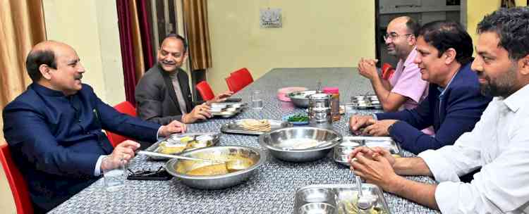 Vice Chancellor Prof. Somnath Sachdeva conducts a surprise visit to the hostel, eats lunch in the student’s mess