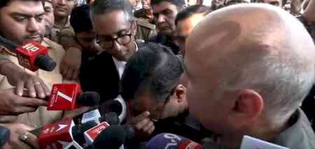 Kejriwal breaks down after court's relief in excise policy case; Sisodia consoles him