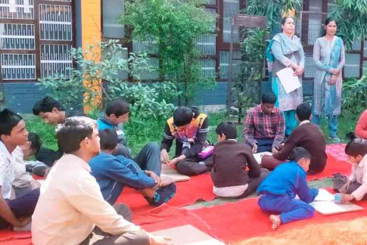 अर्पण व श्रवण दिव्यांग संस्थानों में मनाई होली