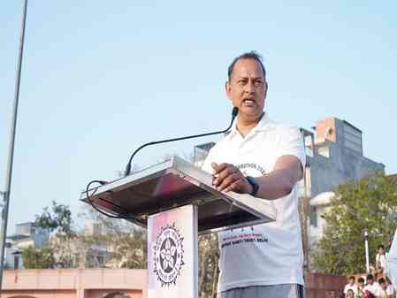 Delhi Minister Ravindra Indraj Singh administers anti-drugs pledge in Shahdara