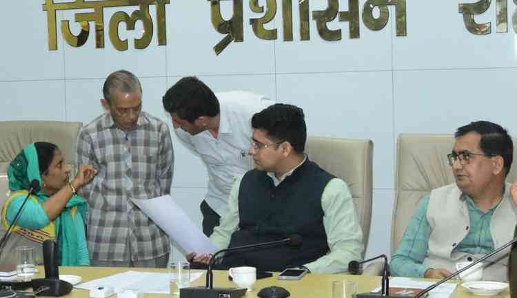 उपायुक्त सचिन गुप्ता ने समाधान शिविर की शिकायतों का प्राथमिकता के आधार पर निपटारा करने के निर्देश दिए