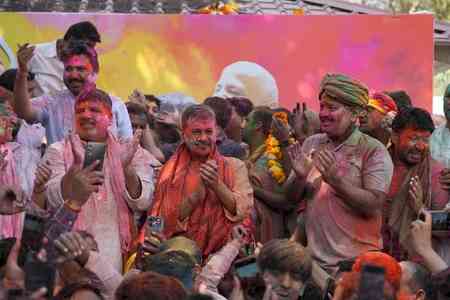 Kejriwal celebrates 'Kattar Imaandar Holi' at Sisodia’s residence, slams BJP over liquor shops