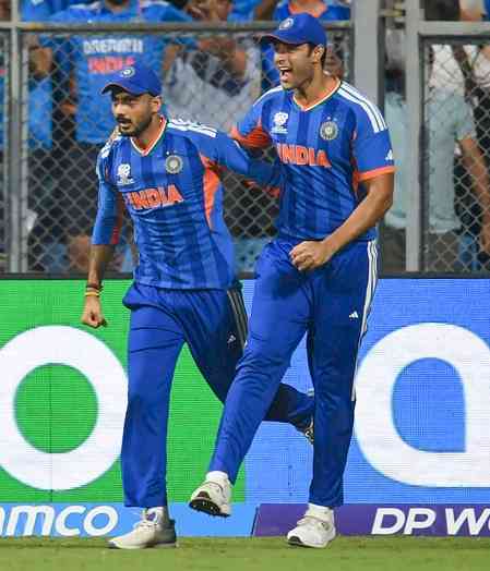 T20 WC: India beat England by 7 runs to set up final vs NZ