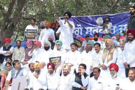 Punjab Congress protests over unfulfilled 'Rs 1,000 promise' for women