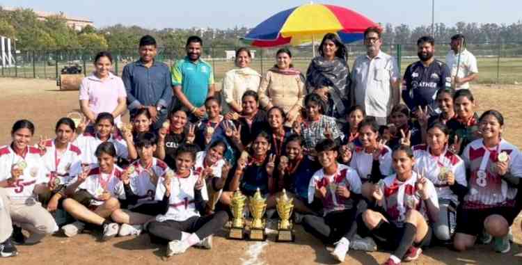 इंटर कॉलेज हैंडबॉल टूर्नामेंट (महिला) का खिताब एमकेजेके के नाम