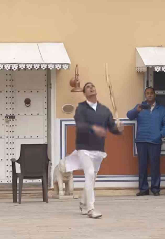 Akshay Kumar and Shikhar Dhawan Turn ‘Bhooth Bangla’ Set into a Mini Cricket Stadium