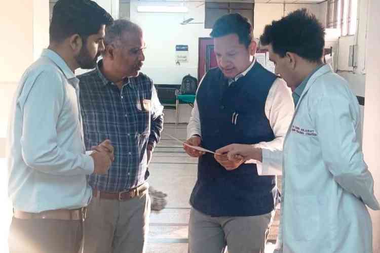 DC Sachin Gupta visits the Trauma Center to inquire about the condition of the injured workers; issues instructions for better treatment