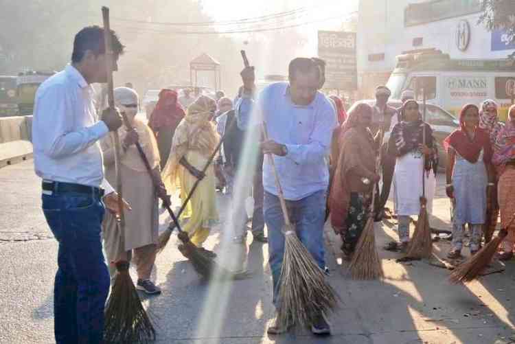शहर की साफ-सफाई के लिए गंभीर है नगर निगमः निदमायुक्त डॉ. आनंद कुमार शर्मा